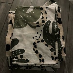 Full Size Comforter w/shams and throw pillows